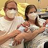 1000. Geburt im Elisabethenkrankenhaus in diesem Jahr: Ilvie (links) und Robin mit ihren Eltern Michaela und Sven Weltis aus Bad Säckingen.