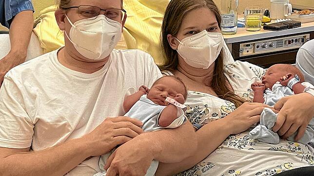 1000. Geburt im Elisabethenkrankenhaus in diesem Jahr: Ilvie (links) und Robin mit ihren Eltern Michaela und Sven Weltis aus Bad Säckingen.