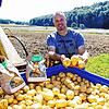 Landwirt Christoph Graf freut sich über eine ordentliche Ernte: Auch seine Frühkartoffeln können beim Duchtlinger Hördöpfelfäscht am ...