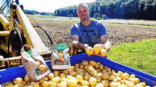 Landwirt Christoph Graf freut sich über eine ordentliche Ernte: Auch seine Frühkartoffeln können beim Duchtlinger Hördöpfelfäscht am ...
