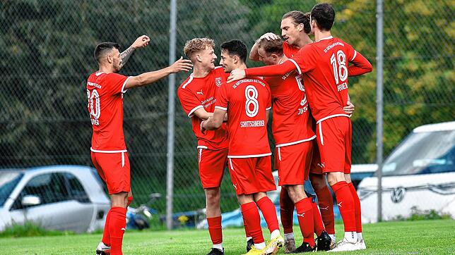Gottmadingen-Bietingen jubelt über die 2:0-Führung. Auch am Ende durften sie sich freuen, die Gäste gewannen 4:2 gegen den FC Gutmadingen.