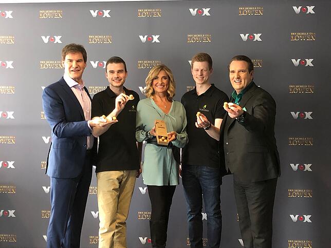 Löwen und Gründer direkt nach der Aufzeichnung: Carsten Maschmeyer, Julian Reitze, Dagmar Wöhrl, Stefan Zender und Ralf Dümmel (von links).