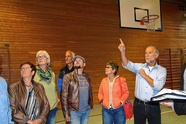 Im Sommer 2018 zeigt SPD-Stadtrat Peter Rögele den Gemeinderäten, wie es in der Turnhalle aussieht.