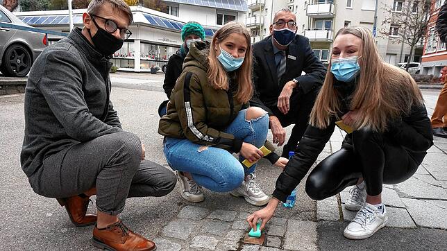 Mit Schwamm, Reinigungsmittel und Wasser: Zwei Schülerinnen der Christlichen Schule Hochrhein reinigen bei der Sarkasse Hochrhein in ...