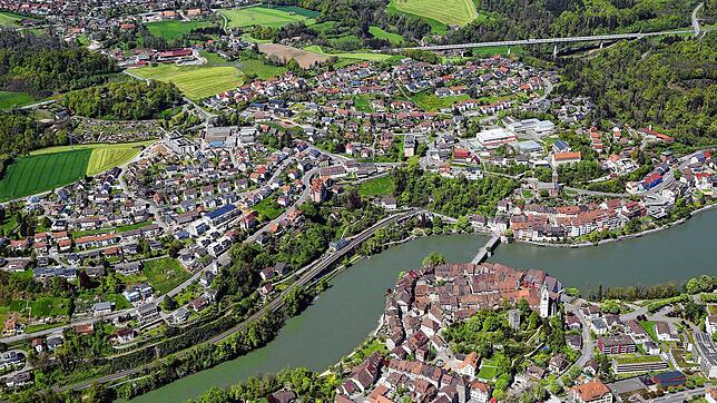 Laufenburg sucht einen Burgschreiber. Er soll je sechs Wochen im deutschen (oben) und im schweizerischen Teil der Stadt (unten) leben ...