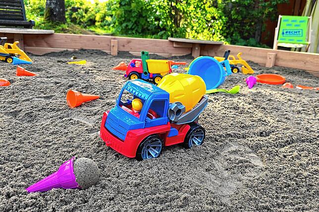 Der neue Sandkasten auf dem Mühlenplatz ist sogar mit Spielzeug ausgestattet.