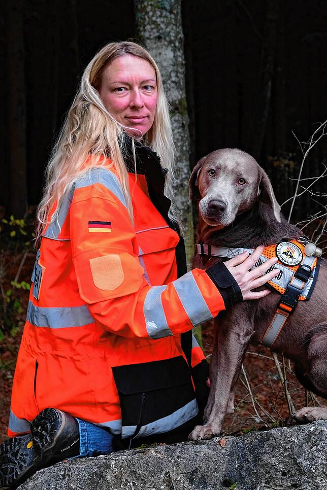 Tierheimleiterin Nadine Vögel mit geprüften Rettungshund Pepper.