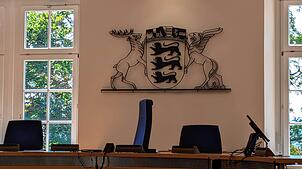 Ein leerer Richterstuhl im größten Gerichtssaal des Justizgebäudes in Waldshut-Tiengen.