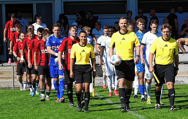 Bild 1: FC Überlingen unterliegt FC Pfaffenweiler mit 0:2. Wir waren mit der Kamera dabei!
