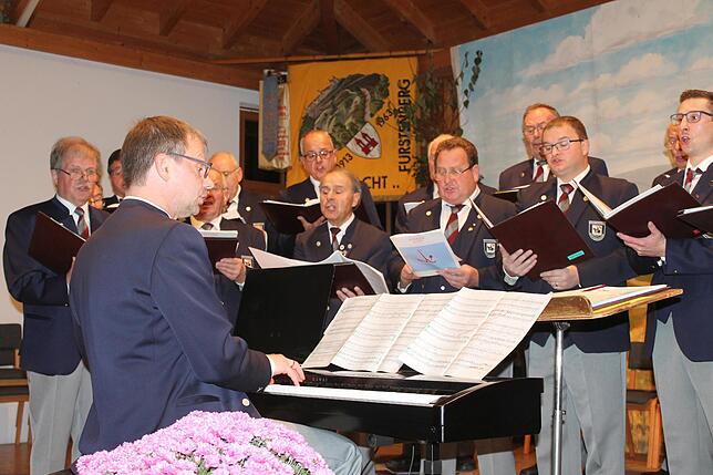Der Männergesangsverein 1871 Eintracht Leipferdingen eröffnet den musikalischen Reigen, vorne am Klavier der musikalische Leiter Tobias ...