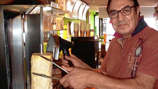 Musa Cebe hat seinen Imbiss auf fleischlos umgestellt und macht nun einen Kebab aus Käse. Er selbst isst schon seit Jahren kein Fleisch ...