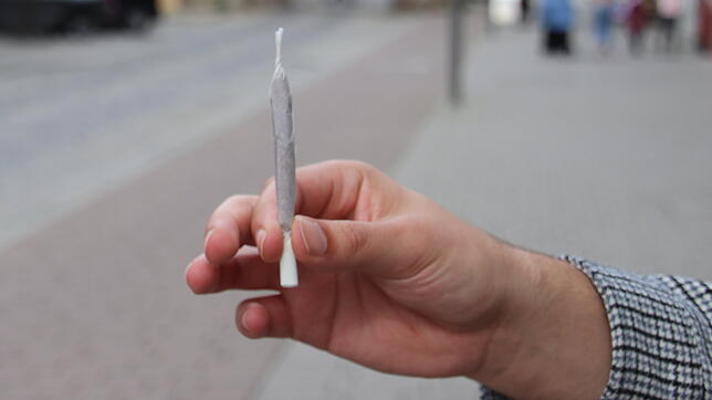 Seit einem Jahr dürfen Erwachsene auch in Villingen-Schwenningen legal Cannabis konsumieren, allerdings zwischen 7 und 20 Uhr nicht in ...