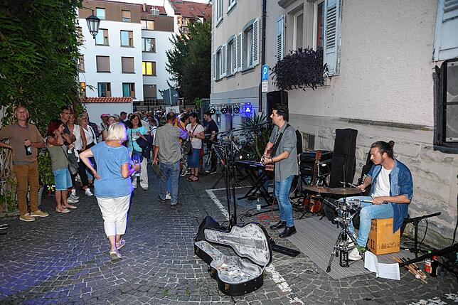 Bild 21: Konstanz: Die Niederburg lädt zum Gassenfreitag und die Besucher tanzen an