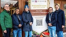 Sie organisieren gemeinsam das Essen an Heiligabend: Codekan Reimar Krauß, Naveed Malik, Angelika Zanzinger, Tobias Günther und Pfarrer ...