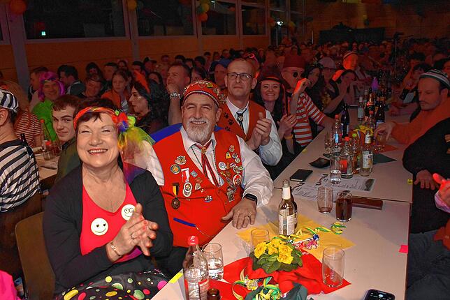 Die Kleggau Narrenvereinigung war vertreten mit Präsident Hans-Peter Weber und im Bild links Vize-Präsident Thomas Duttlinger und ...
