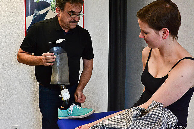 Elektroniker Karl-Heinz Weber erklärt Sophie Tschiskale, wie der Phantom-Stimulator für erste Versuche an ihrer Prothese angebracht ...
