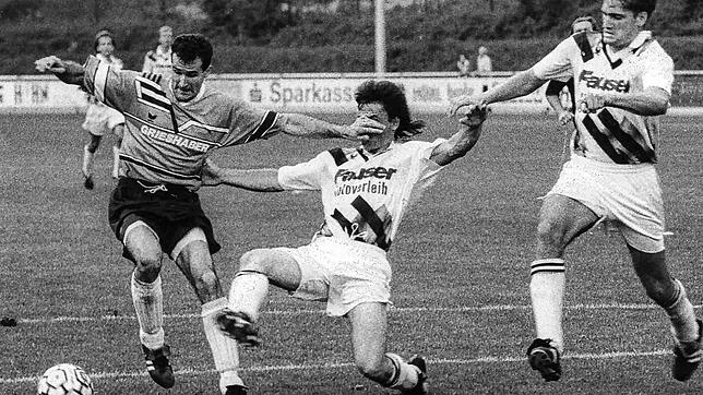 Verdammt lang her: In der Saison 1993/94 stürmte Fabio Ferrari (links) beim damaligen Verbandsligisten SV 08 Laufenburg. Hier behauptet ...