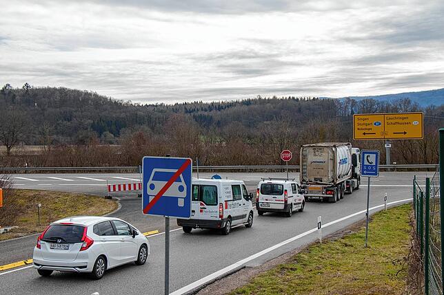 Bild 6: Schritt für Schritt zur fertigen Trasse: So ist die Ortsumfahrung Oberlauchringen in den vergangenen Jahren gewachsen