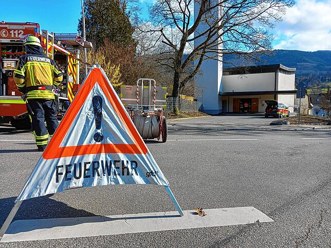 Feuerwehr, DRK und Polizei waren am Sonntag in der Friedenskirche Wehr im Einsatz.