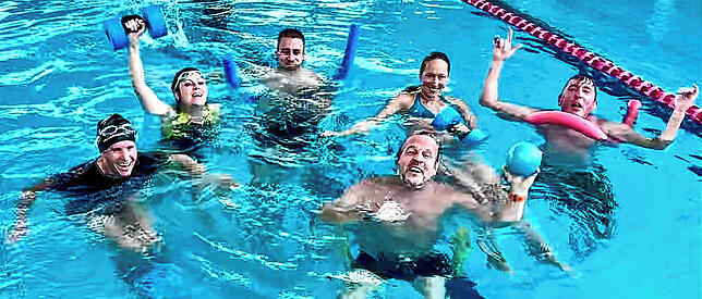 Fit und Gesund 2024 - Aquafitness Schwimmen mit Gewichten: Die Teilnehmer von „Fit und Gesund am See“ haben
im Wasser ihre Kondition mit Aquafitness aufgebaut.