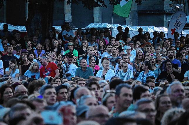Bild 14: James Blunt begeistert Fans im Salemer Schlosspark