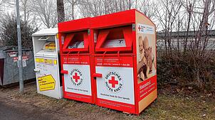 Drei Altkleidercontainer von zwei Anbietern in Steißlingen: Hier sollen in erster Linie noch tragbare, saubere Textilien entsorgt werden.