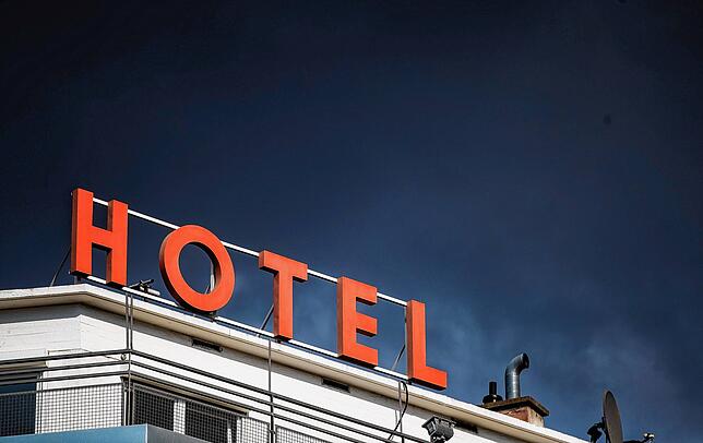 Wie es für Hotels weiter geht, ist noch unklar. Sie sollen ab einer Inzidenz von 100 schließen, heißt es im Bundesgesetz.