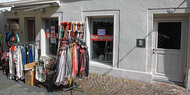 Neugasse 18 im Mai. „Räumungsverkauf“ steht am Fenster des Geschäfts, doch geräumt wurde nicht.
