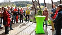 Vor der Unterkirnacher Schlossberghalle treffen sich Genossen der Bürgerenergie-Genossenschaft, die Vorstände Sonja Kolepke-Kloess ...