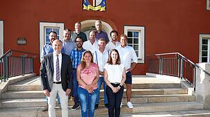 Der neue Stettener Gemeinderat (vorn, von links): Bürgermeister Maik Lehn, Verena Merz und Marie Neusch; (Mitte, von links:) Johannes ...