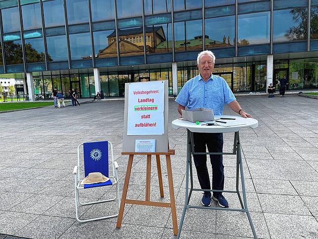 Initiator Dieter Distler wirbt im Sommer vor dem Landtagsgebäude für seine Petition.