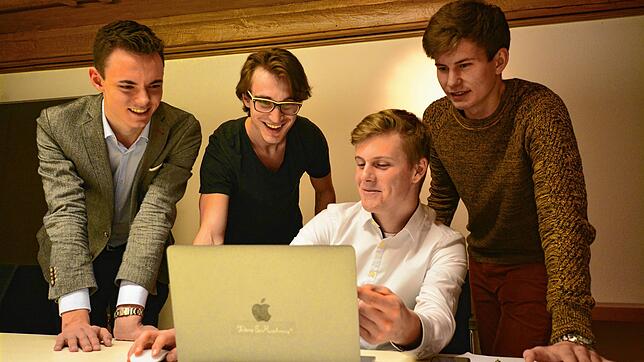 Kümmern sich um die Jugend-App (von links): Richard Braun, beratender Informatikstudent aus Zürich, Richard Jung, Mitglied des JGR, ...