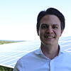 Marian Schreier, Bürgermeister von Tengen, vor den Panelen der Solaranlage am Berghof in Tengen.