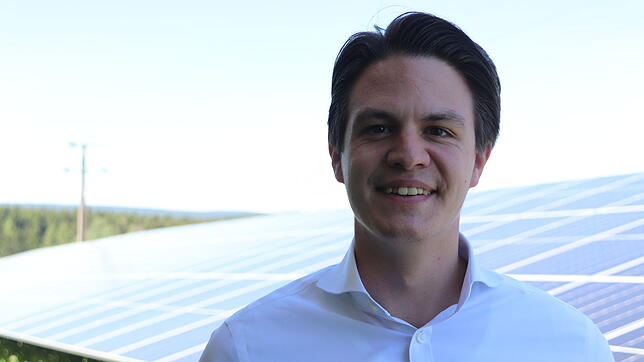Marian Schreier, Bürgermeister von Tengen, vor den Panelen der Solaranlage am Berghof in Tengen.