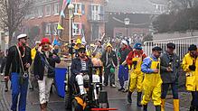 Eine Gruppe Fischer führt den Zug durchs nebelgraue Dorf bis zum Rathausplatz an.