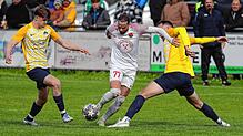 Maximilian Thum (links) und Simon Meer (rechts, SG Dettingen-Dingelsdorf) versuchen, Volkan Bak (Türk. SV Singen) vom Ball zu trennen.