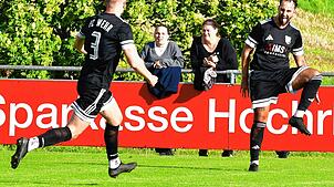 Freudentanz: Sein Knaller zur 3:1-Führung für den FC Wehr beim 4:2-Erfolg seiner Elf beim SV Waldhaus brachte Toni Santoro (rechts) in ...