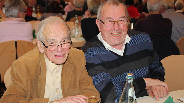 Senioren unter sich: Ehrenbürger Wolfgang Klein (links) und Manfred Henle fanden viele gemeinsame Themen.