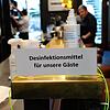 Im Café Wessenberg in Konstanz weist ein Schild auf Desinfektionsmittel für Gäste hin. In diesem und anderen Restaurants der Stadt ...