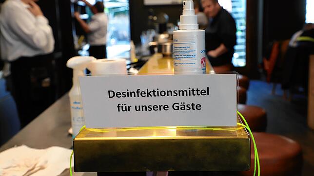 Im Café Wessenberg in Konstanz weist ein Schild auf Desinfektionsmittel für Gäste hin. In diesem und anderen Restaurants der Stadt ...
