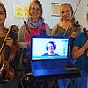 Unterricht per Skype (von links): Salome Eßberger, Merle und Amelie Weidt und Catherina Czekay mit der digital zugeschalteten ...