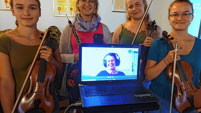 Unterricht per Skype (von links): Salome Eßberger, Merle und Amelie Weidt und Catherina Czekay mit der digital zugeschalteten ...