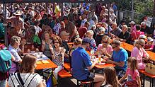 Gutes Essen und Applaus für die Live-Musik: Besucher genießen das Dingelsdorfer Herbstfest. Der ausrichtende Musikverein konnte mit dem ...