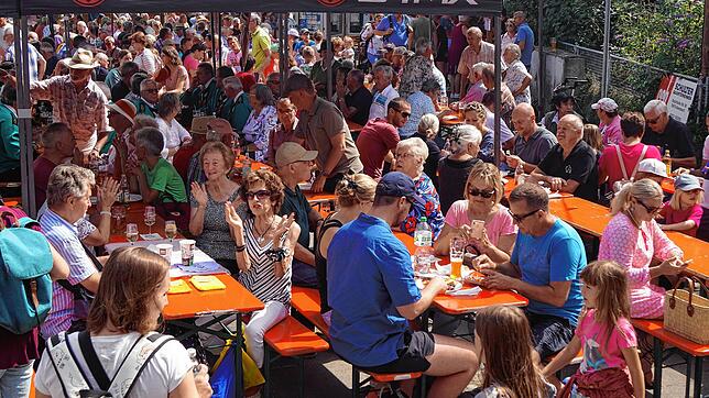 Gutes Essen und Applaus für die Live-Musik: Besucher genießen das Dingelsdorfer Herbstfest. Der ausrichtende Musikverein konnte mit dem ...