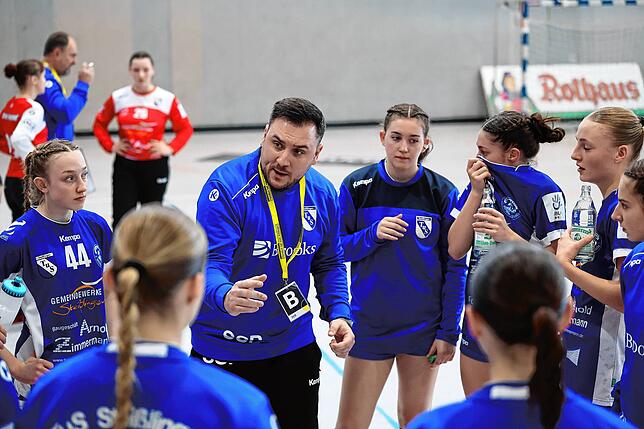 Trainer Sascha Spoo bei einer Ansprache an seine Spielerinnen. Nach einer makellosen Vorrunde startet das Team nun in die Meisterrunde ...