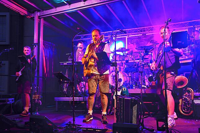 Das Original Schwarzwald Quintett sorgt am Samstagabend auf der Hauptbühne für Partystimmung.