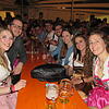 Die heilige bayerische Dreifaltigkeit aus Dirndl, Bier und Lederhose gehört auch beim Bierfest in Göggingen zum guten Ton.