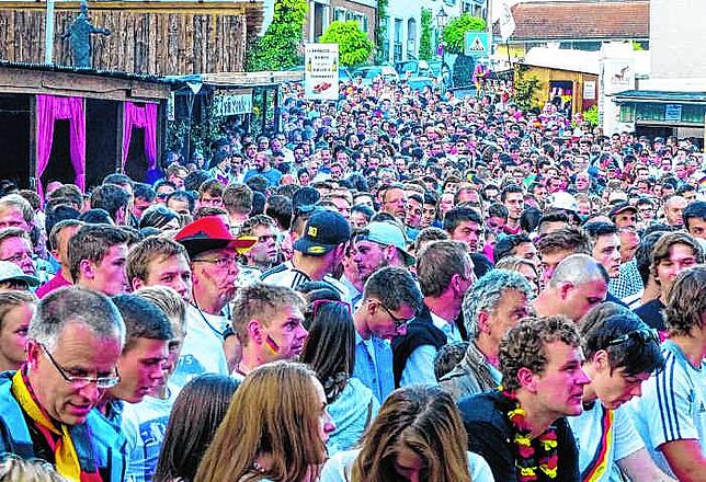 2014: Das ist eine gefühlte Ewigkeit her: Hunderte von Fußball-Fans verfolgten am 21. Juni 2014 auf dem Markdorfer Stadtfest das ...