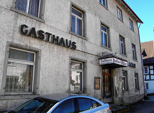 Viele Allensbacher interessiert es, was aus dem ehemaligen Gasthaus Adler und dem Grundstück wird. Hotels unterschiedlicher Art werden ...