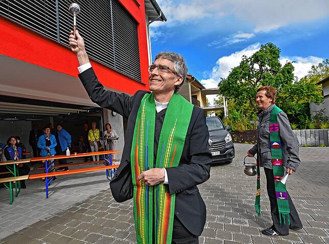 Pfarrer Karlheinz Brandl und Pfarrerin Gabriele Remane segnen die Sozialstation. Bild: Roland Sigwart